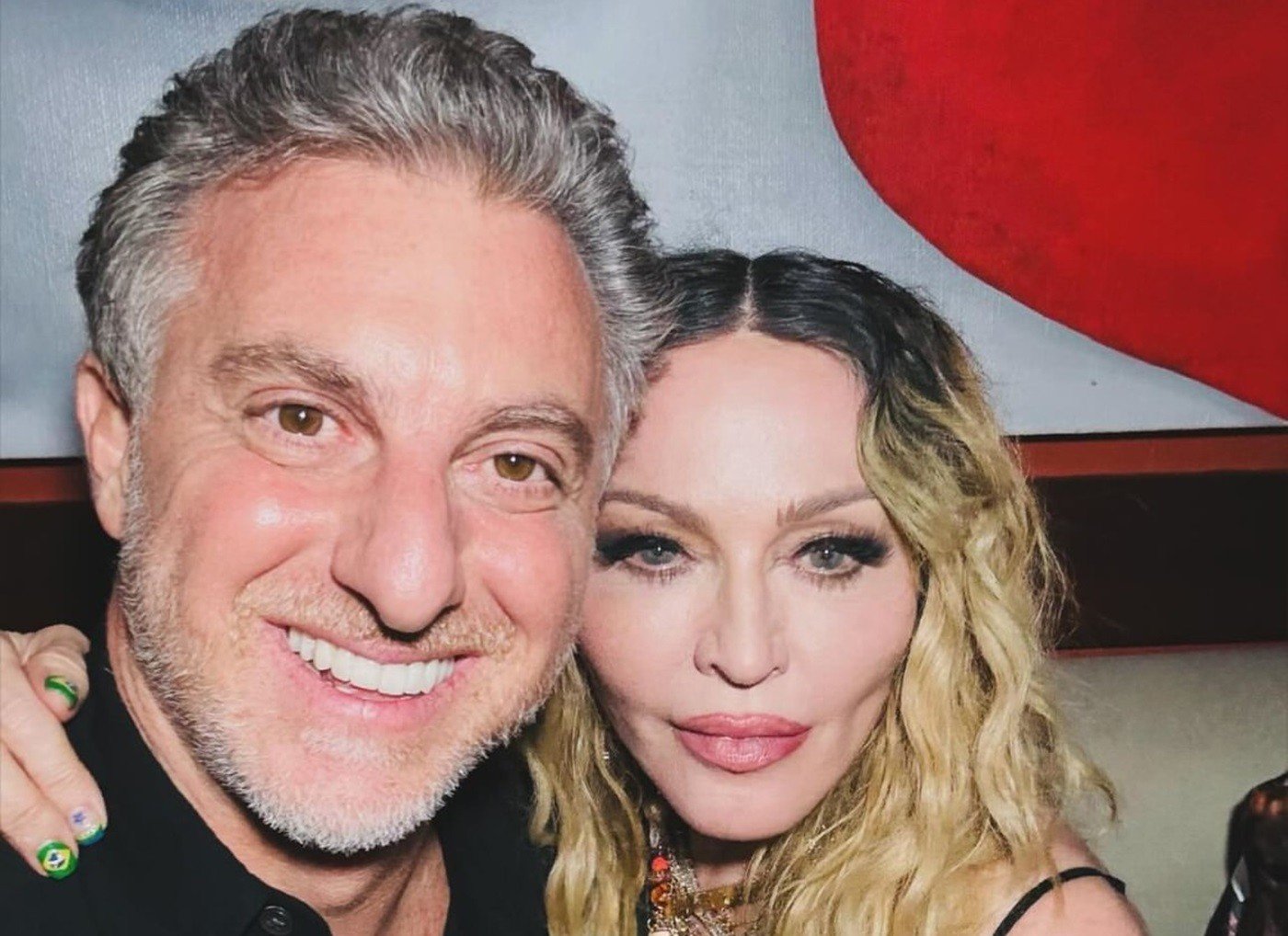 Luciano Huck posa com Madonna após show e elogia: "Ajudou a curar o país"