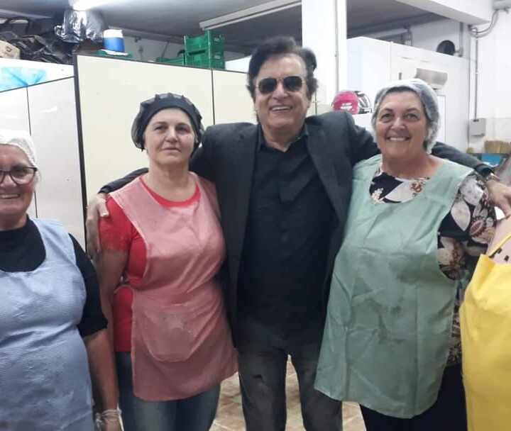 Festa do Morango homenageia cantor Nahim na abertura do evento