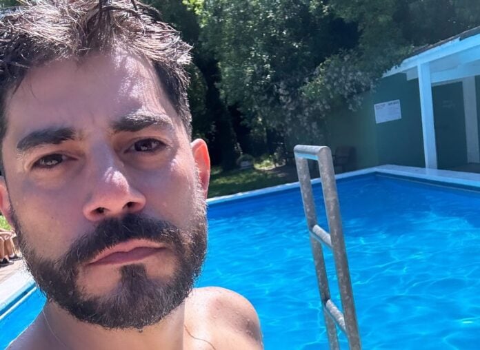 Sem camiseta, Evaristo Costa cai na piscina durante verão no Reino Unido; vídeo