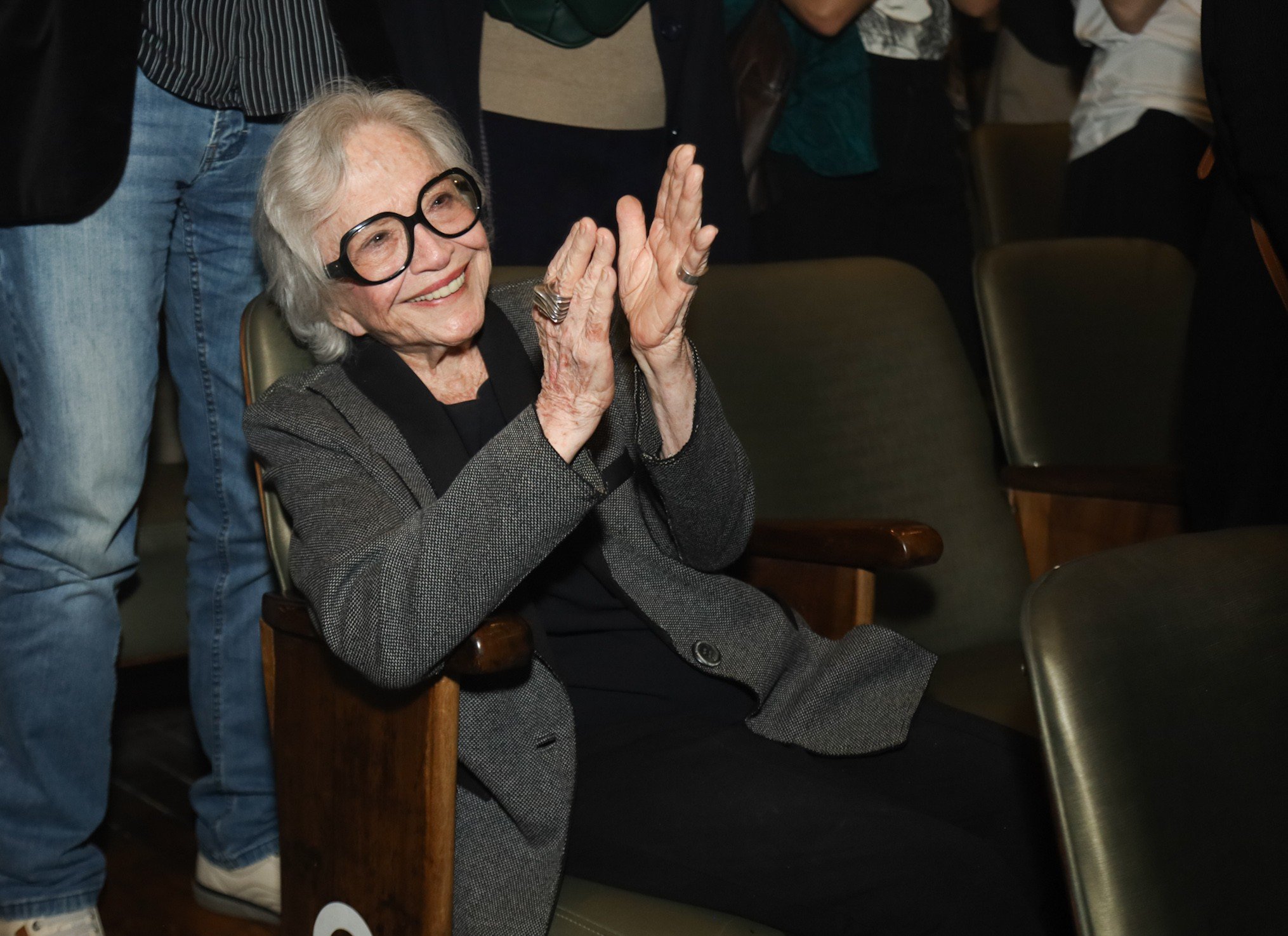 Aos 95 Anos, Nathalia Timberg Surge Sorridente Em Estreia De Peça
