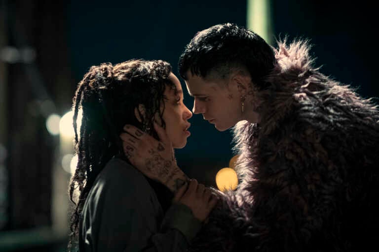 Romance sombrio: pôster e vídeo do novo O Corvo destacam a química entre os protagonistas