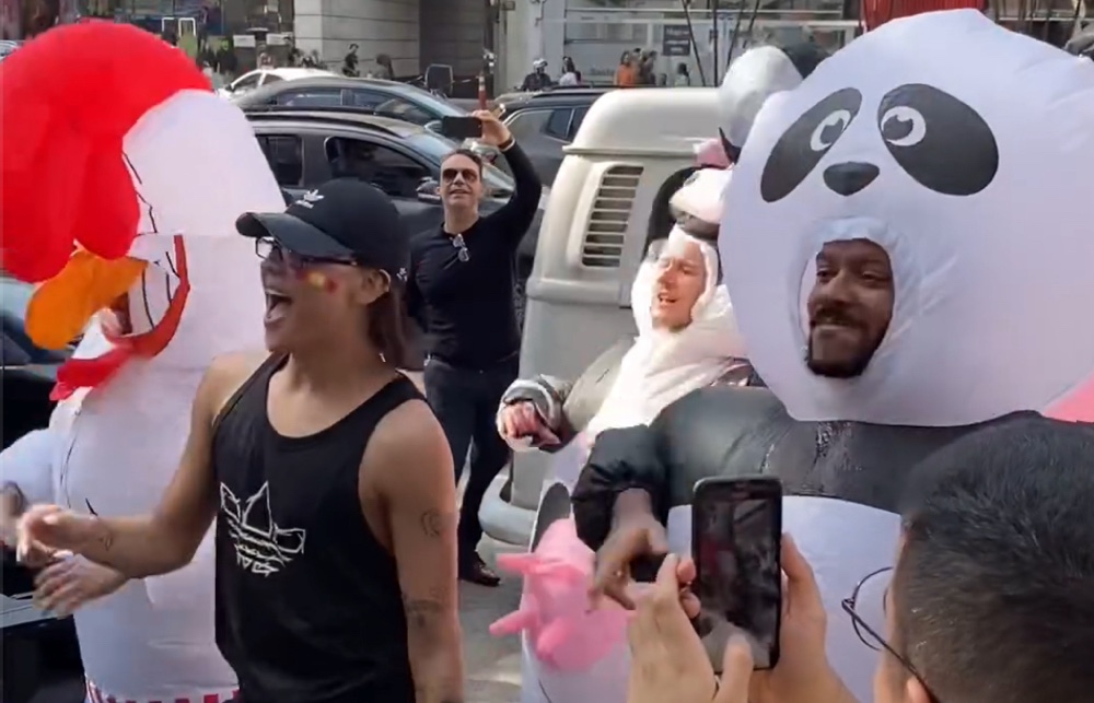 Pabllo Vittar e Porquinho agitam Avenida Paulista ao som de