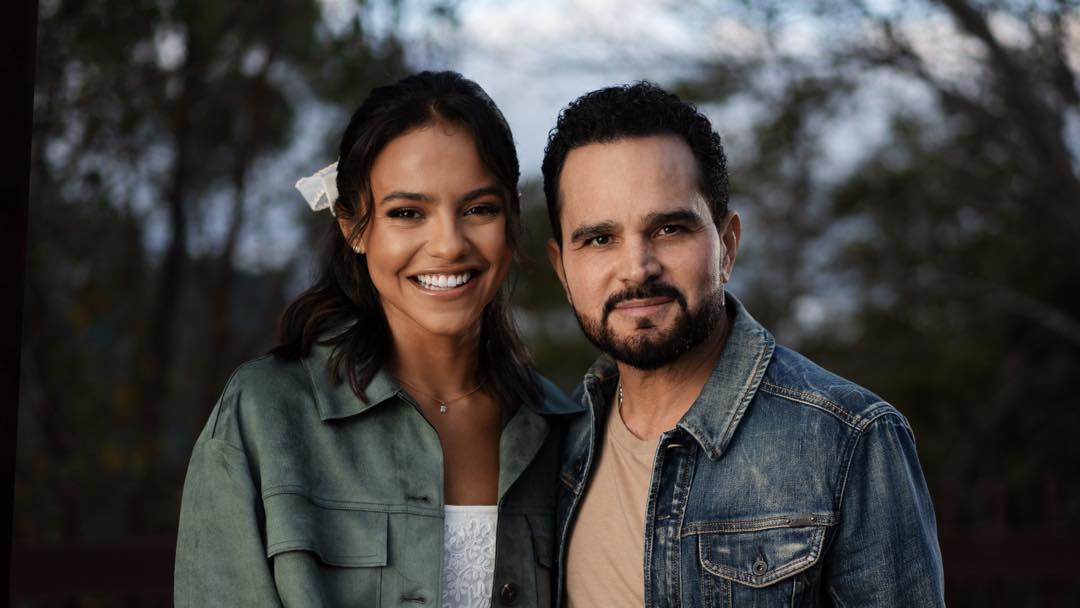 Luciano Camargo e Julia Vitória se unem em releitura de clássico da música cristã