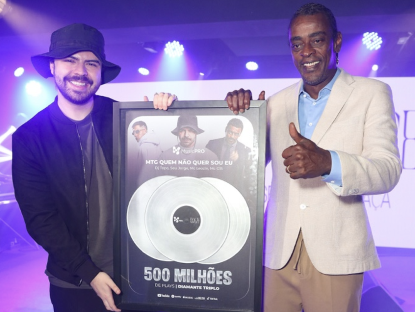 Seu Jorge e DJ Topo recebem certificado de diamante triplo pelo sucesso de “MTG Quem Não Quer Sou Eu”