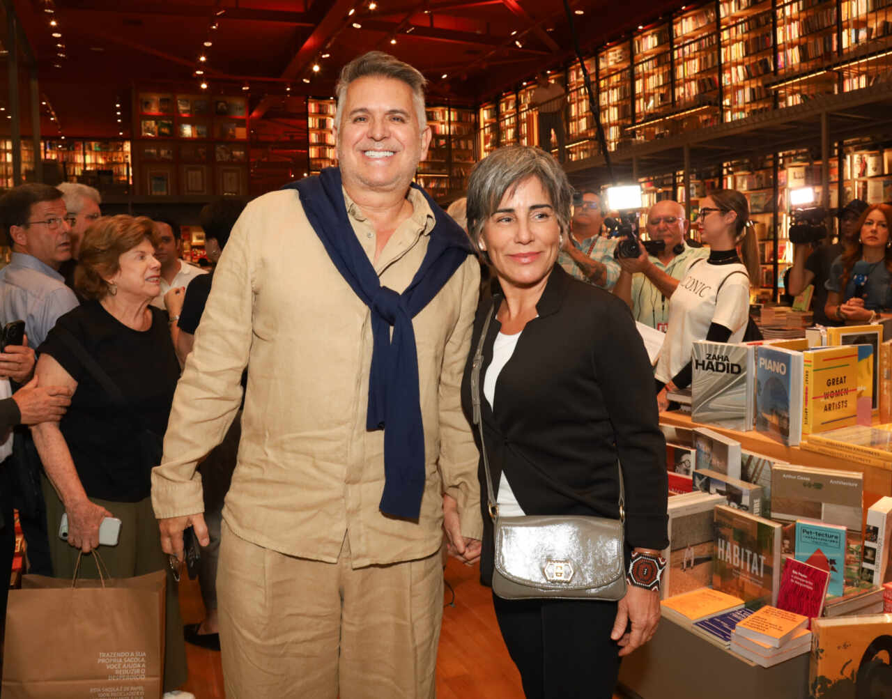 Boni realiza noite de autógrafos de livro em São Paulo 7 Gloria Pires 2048x1604 1 scaled