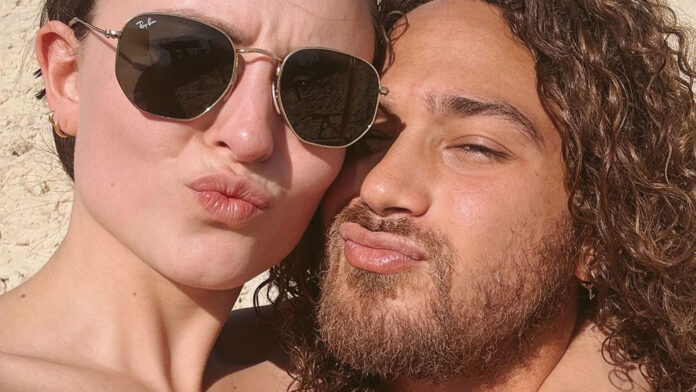 Larissa Manoela curte dia de praia com o marido André Luiz Frambach