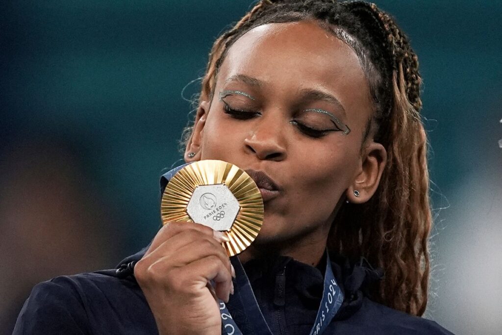 Rebeca Andrade kisses the gold medal