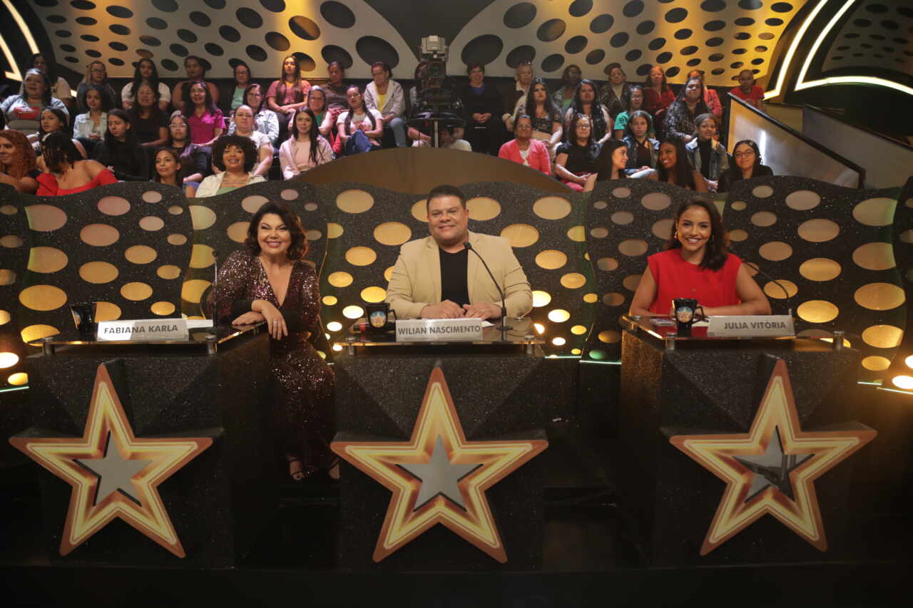 Fabiana Karla, Willian Nascimento e Julia Vitória no Programa Raul Gil - Foto: Rodrigo Belentani / SBT