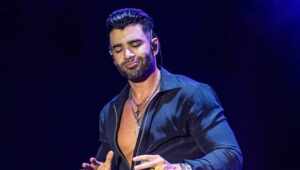 Gusttavo Lima visita lanchonete que frequentava no início da carreira, em Goiânia