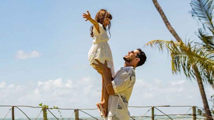 José Loreto mostra fotos de viagem de férias com a filha Bella