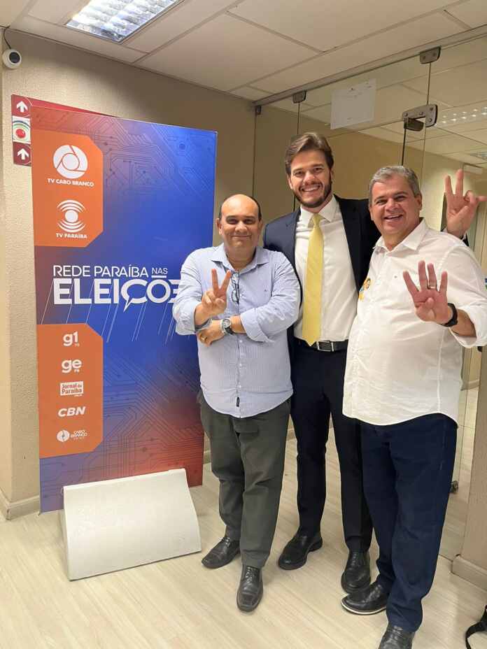 Pimentel, Bruno e o vice Alcindor Vilarim ao final do debate na TV Paraíba, afiliada da TV Globo