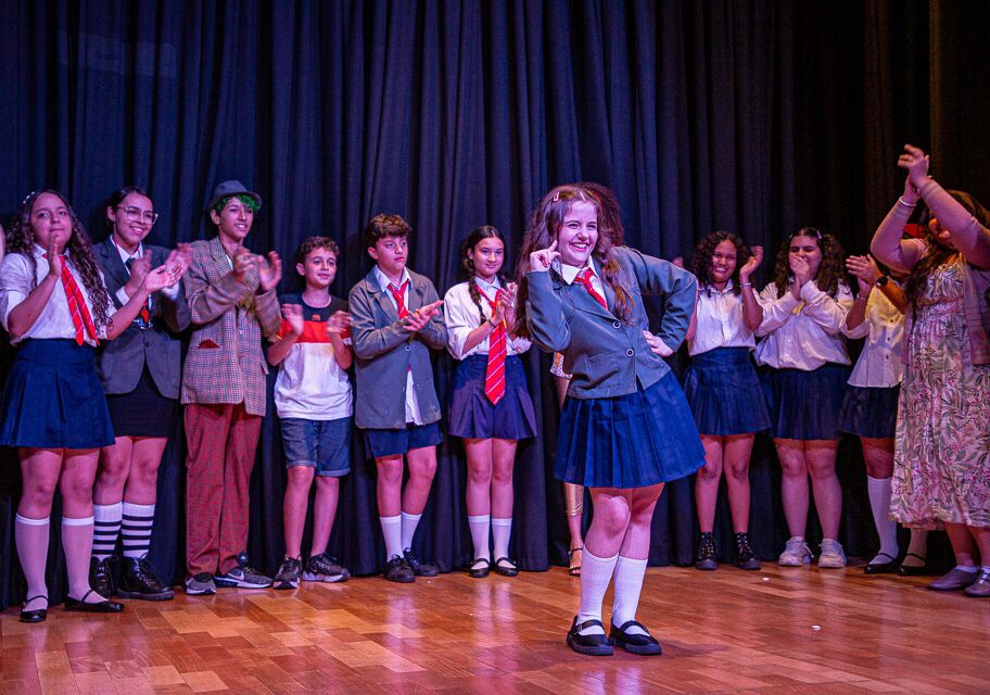 Duda Batista celebra papel como protagonista no musical “Matilda”