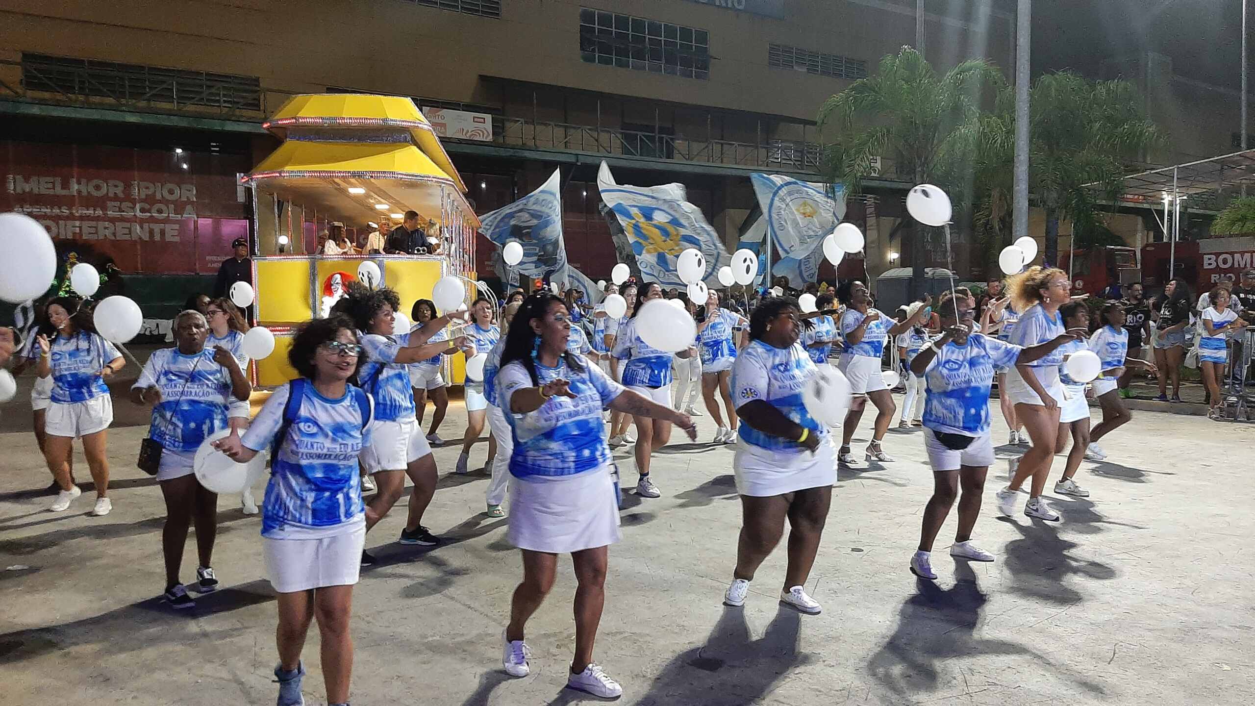 Brilho, tradição e emoção no segundo dia de mini desfiles do carnaval carioca 