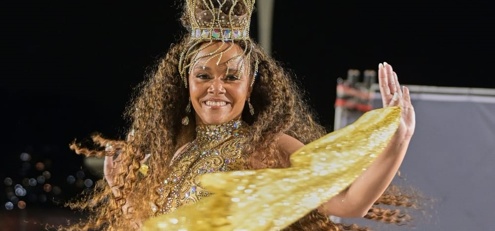 Madrinha da Em Cima da Hora inicia preparativos com fantasia do carnaval 2025