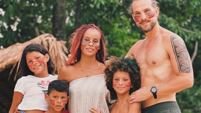 Aline Wirley e Igor Rickli celebram 1 ano da adoção dos filhos: 'História linda'