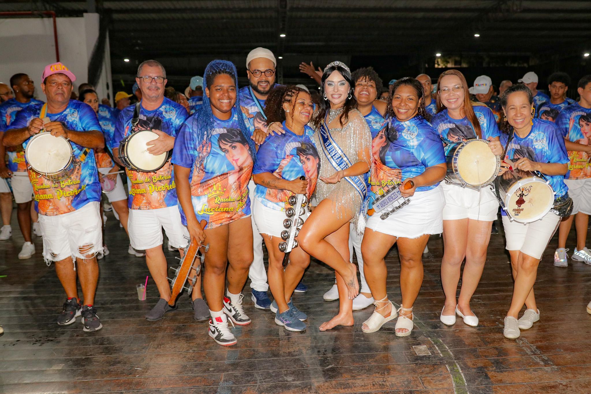 Luciana Picorelli é coroada Rainha de Bateria da Tradição