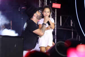 Filha de Edson, da dupla com Hudson, rouba a cena ao cantar no Navio Maiara e Maraisa 13 IMG12441