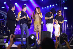 Filha de Edson, da dupla com Hudson, rouba a cena ao cantar no Navio Maiara e Maraisa 14 IMG12467