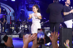 Filha de Edson, da dupla com Hudson, rouba a cena ao cantar no Navio Maiara e Maraisa 12 IMG12475