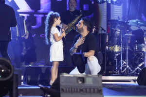 Filha de Edson, da dupla com Hudson, rouba a cena ao cantar no Navio Maiara e Maraisa 15 IMG12518