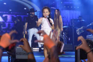 Filha de Edson, da dupla com Hudson, rouba a cena ao cantar no Navio Maiara e Maraisa 10 Foto: Brazil News