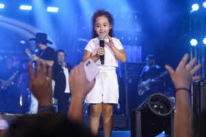 Filha de Edson, da dupla com Hudson, rouba a cena ao cantar no Navio Maiara e Maraisa 11 IMG12529