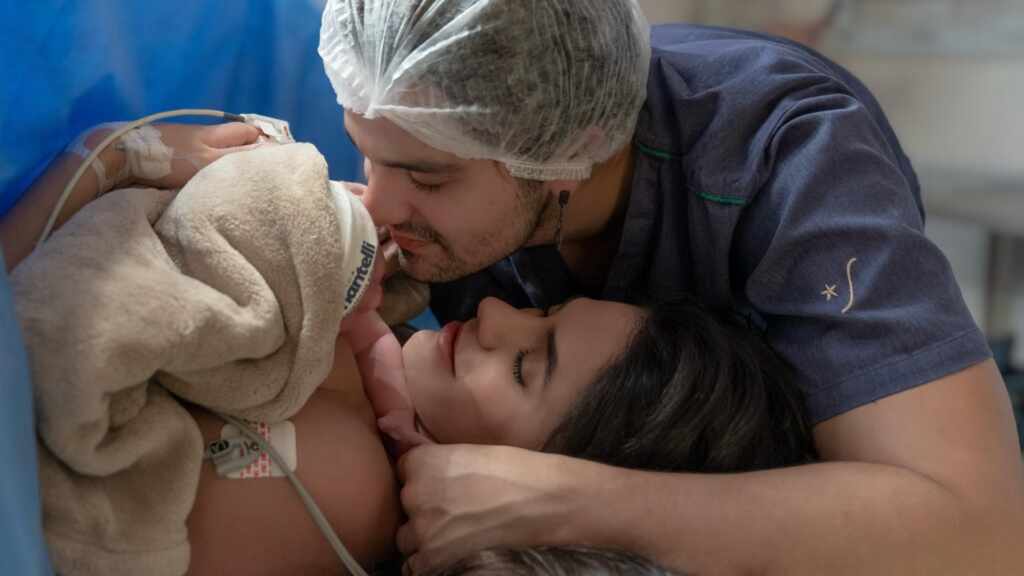 Jade Magalhães E Luan Santana Postam Primeira Foto Da Filha, Serena
