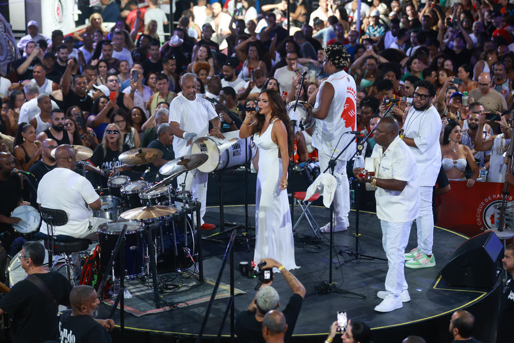Karinah no pre reveillon do Grupo Fundo de Quintal 28