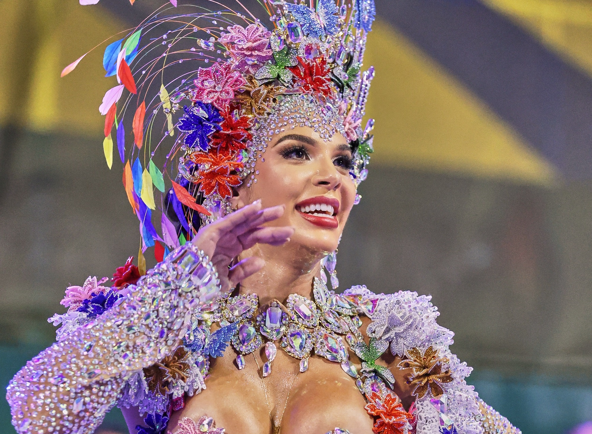 Monique Rizzeto aposta no colorido em apresentação com a Acadêmicos de Niterói