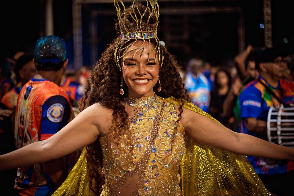 Conheça um pouco mais de Ale Jansen, Madrinha da escola de samba Em Cima da Hora