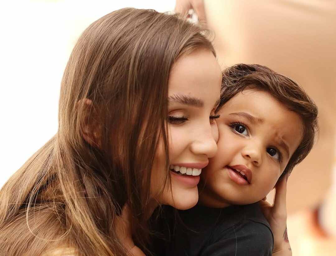 Anna Livya compartilha momento especial com o filho na preparação para o Natal