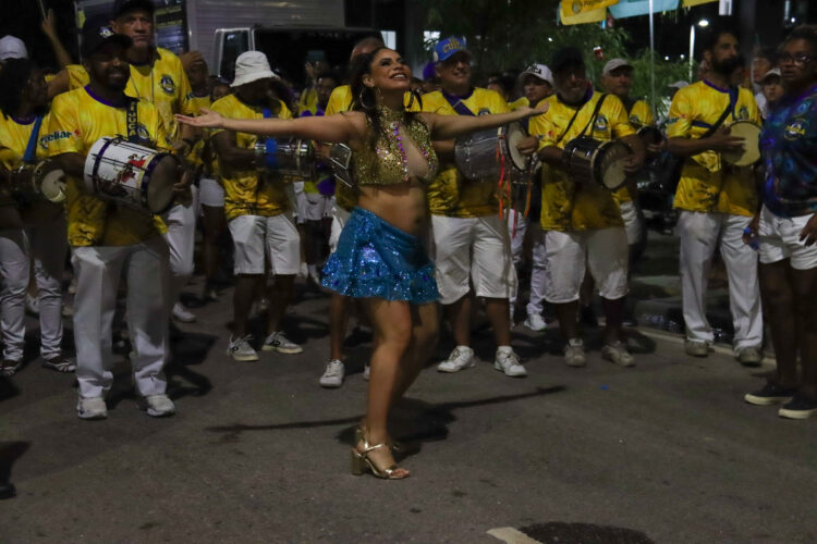 Lexa à frente dos ritmistas da Unidos da Tijuca - Foto: Thiago Mattos/ Brazil News