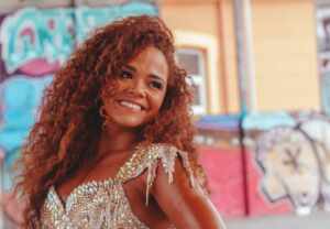 Ale Jansen desembarca no Brasil para cumprir agenda carnavalesca com a Em Cima da Hora