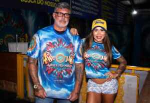 Alexandre Frota e Fabi Frota marcam presença em ensaio na quadra da Tucuruvi em SP