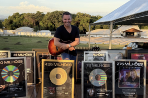 Fenômeno de bilhões: Eduardo Costa é homenageado com 18 placas de plays em álbuns