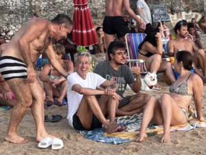 Caetano Veloso curte dia na Praia do Porto da Barra ao lado de amigos