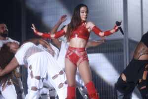 Anitta esclarece controvérsia sobre uso de seu nome em vermífugo
