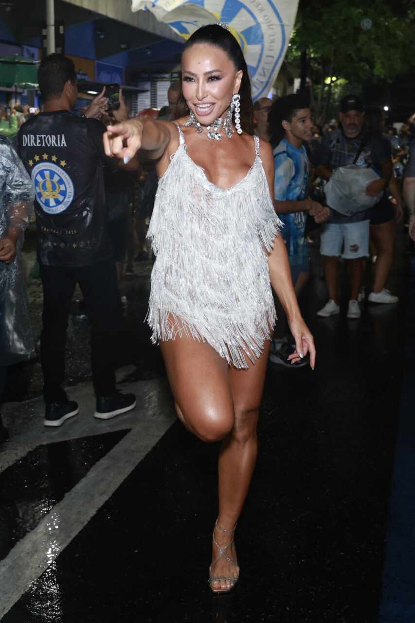 Sabrina Sato brilha em ensaio de rua e rumores de casamento com Nicolas Prattes aumentam 20 FRF 1961 scaled