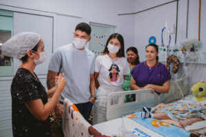 Zé Vaqueiro e esposa visitam hospital e trocam experiências com pais atípicos