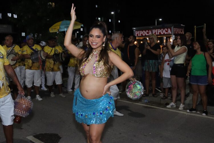 Lexa à frente dos ritmistas da Unidos da Tijuca - Foto: Thiago Mattos/ Brazil News