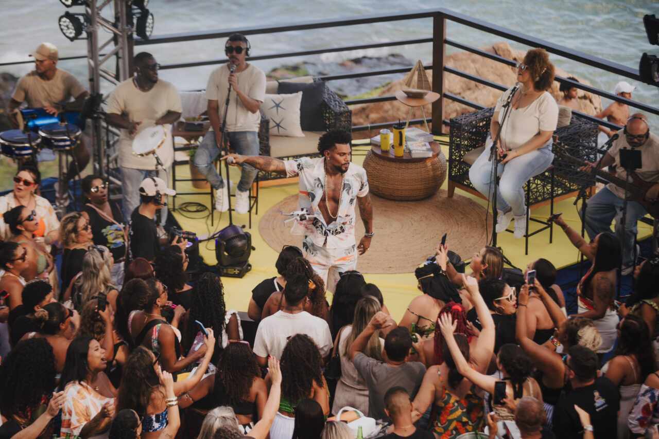 Naldo Benny registra seu primeiro projeto de pagode “Casa do Naldo” no Faro Beach Club - Foto: @natancosta_  / Divulgação : Caldi