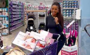 Brunna Gonçalves inicia compras para Zuri em Orlando