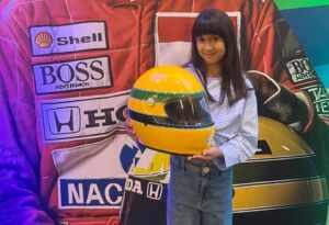 Sophia Turini visita a exposição “Eu, Ayrton Senna da Silva” no Shopping Lar Center