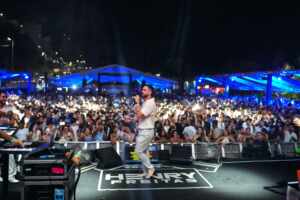 Henry Freitas encanta público com show eletrizante e anúncio para o Carnaval de Salvador