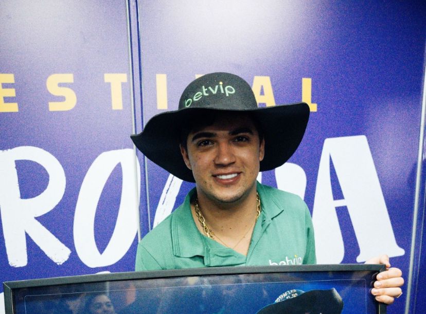 Natanzinho Lima alcança 1 bilhão de streams nas plataformas digitais