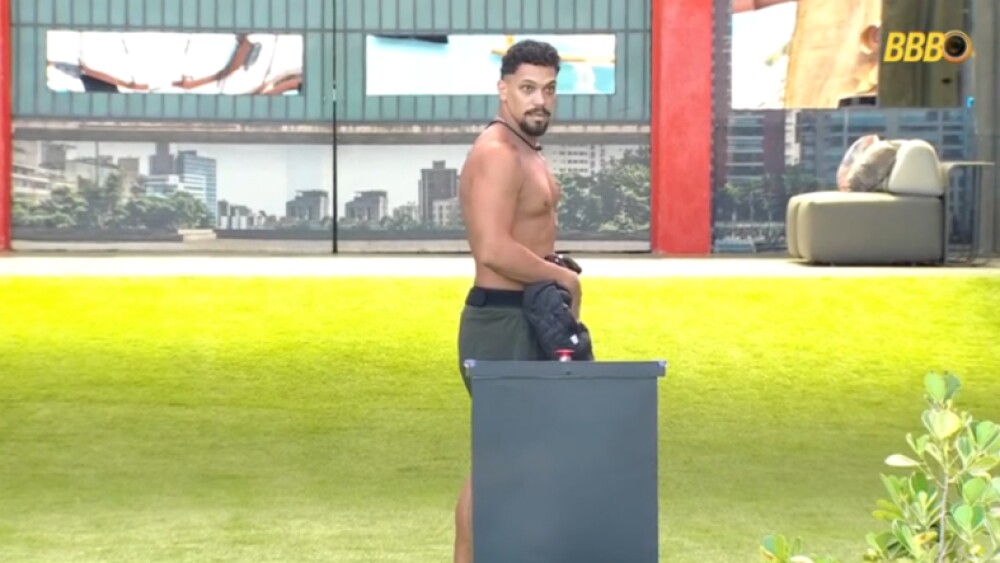 Vinícius aperta o botão misterioso e encara desafio no BBB 25 - Foto: GloboPlay