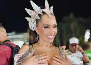 Karinah brilha em ensaio da Mangueira com look deslumbrante