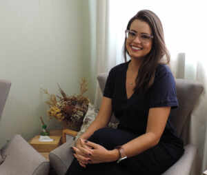 Esgotamento materno compromete desenvolvimento infantil, alerta psicóloga Tahiana Borges