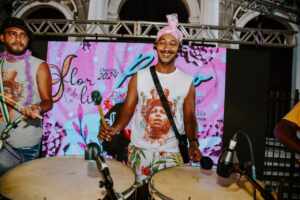 Bloco Flor de Lis desfila no Largo de São Francisco de Paula no sábado de carnaval