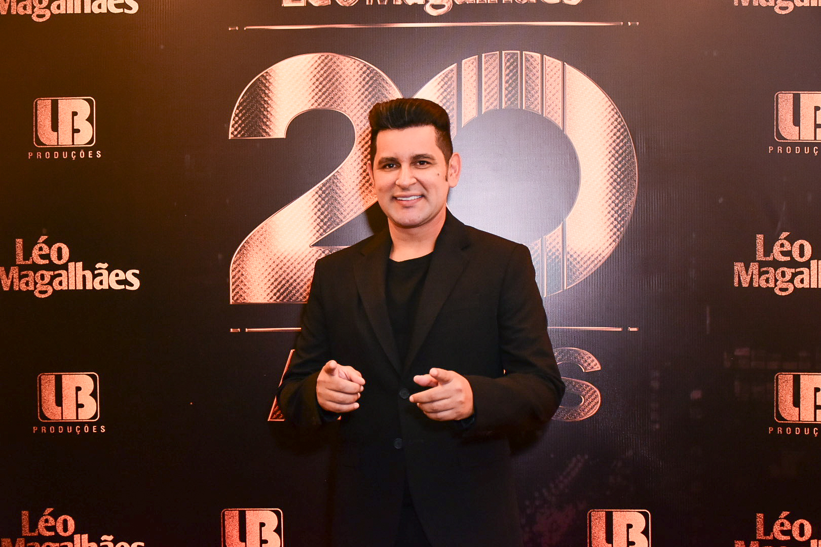 Léo Magalhães convida Paula Fernandes e Edson & Hudson para completar o álbum “20 anos” 9 Léo Magalhães grava DVD em São Paulo com ingressos esgotados no Vibra - Fotos: Will Dias / Brazil News